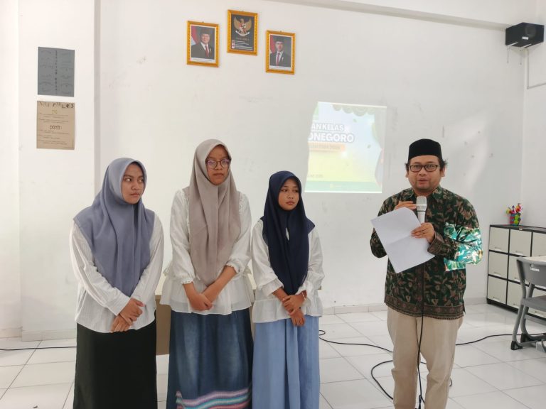 Awarding-otustanding-student1-768x576