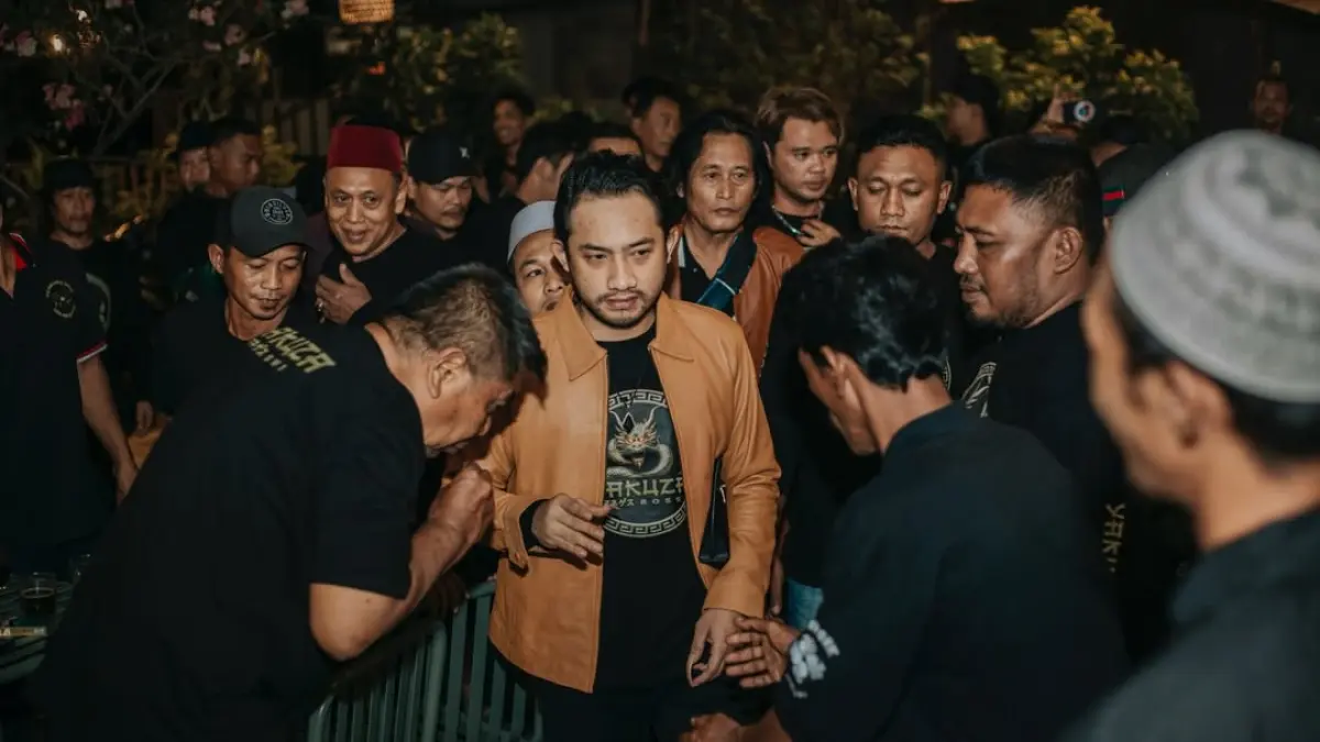 gus-thuba-bersama-anggota-yakuza-maneges-foto-dokumen-gus-thuba-3MF2y